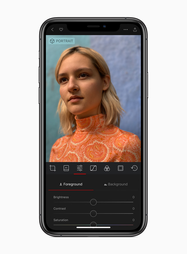 iPhone 11 Pro 展示 Darkroom app。